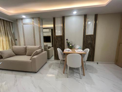 a living room with a couch and a table at Romantic beach apartment芭堤雅水系高档酒店式公寓可做饭 in Jomtien Beach