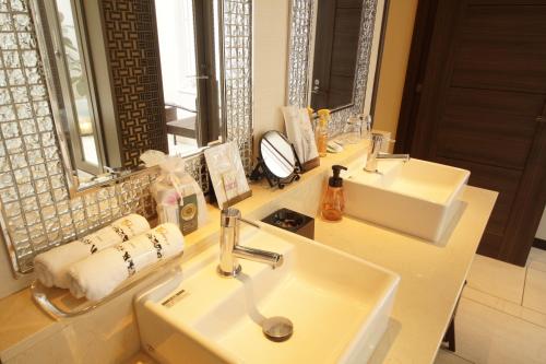 Bilik mandi di Hotel Lei