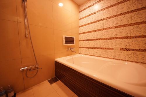 Bilik mandi di Hotel Lei