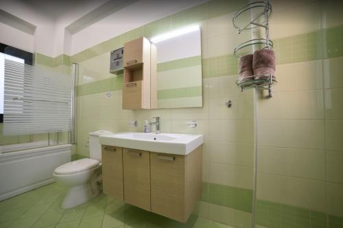 Kástro TornézeにあるAnastasia Villasのバスルーム(洗面台、トイレ付)