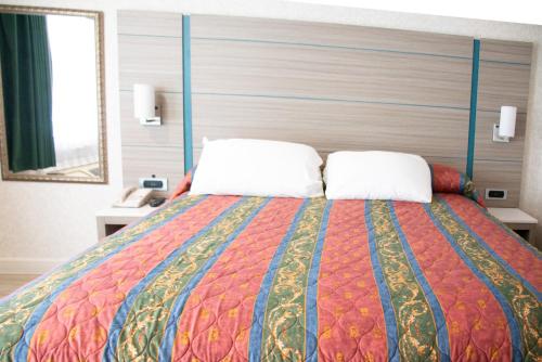 um quarto com uma cama grande e 2 almofadas em Discovery Inn em Hayward