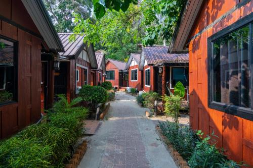 una fila de casas al lado de una calle en Phi Phi Long Beach Bungalow ( Had Yao), en Islas Phi Phi