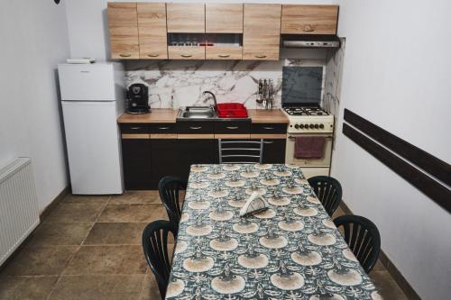 a small kitchen with a table and a refrigerator at Cabana Vasc in Borsa