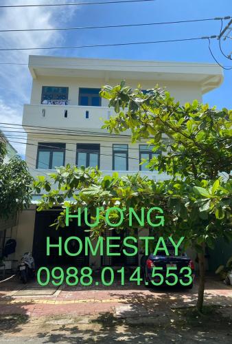 een bord voor een huis met een gebouw bij HOMESTAY HƯƠNG in Vung Tau