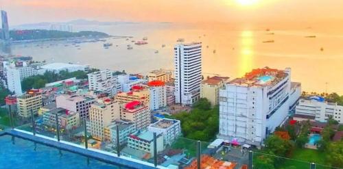 - une vue aérienne sur une ville avec une plage et des bâtiments dans l'établissement BASE Central PATTAYA Long Balcony with Infinity Pool & Free Netflix!, à Pattaya