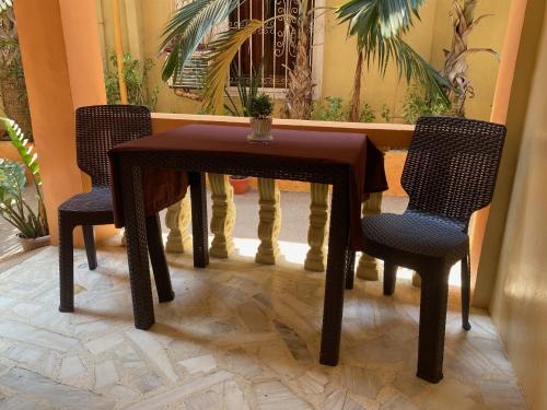 einen Esstisch und 2 Stühle mit einem Tisch in der Unterkunft Papa Freds Beach Resort in Puerto Galera