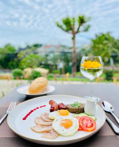 バオロクにあるSunflower Hotel & Resortのテーブルの上の朝食の皿