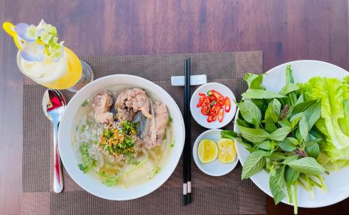 バオロクにあるSunflower Hotel & Resortの食卓とサラダ