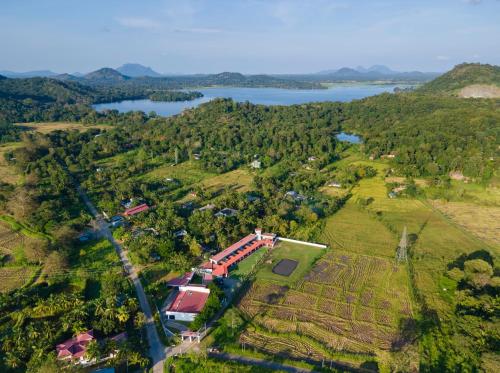 una vista aérea de una casa en una colina junto a un lago en Elephyard Retreat en Mahiyangana