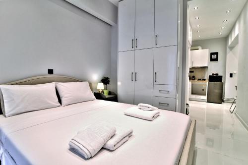 ein Schlafzimmer mit einem Bett mit zwei Handtüchern darauf in der Unterkunft Unique Lodging in Athen