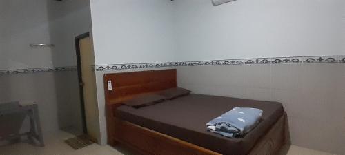 um pequeno quarto com uma cama num quarto em Zian bogos homestay em Ekas