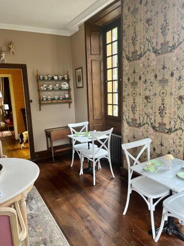 une salle à manger avec des tables blanches et des chaises blanches dans l'établissement Maison de Mags & Mags Willow Room, à Lanouaille