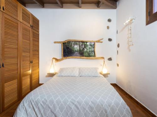 um quarto com uma cama com duas luzes em Villa Los Silos, 4 dormitorios, 8 personas - ES-279-6 em Los Silos