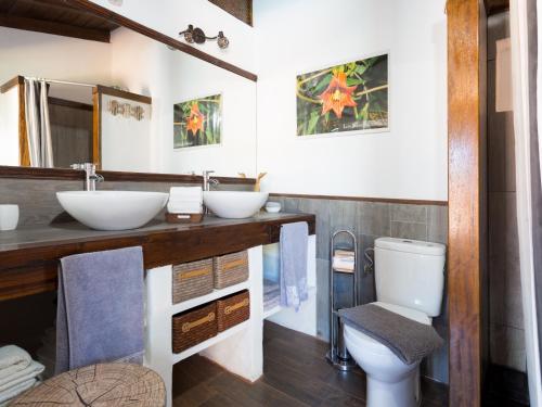 uma casa de banho com 2 lavatórios e um WC em Villa Los Silos, 4 dormitorios, 8 personas - ES-279-6 em Los Silos