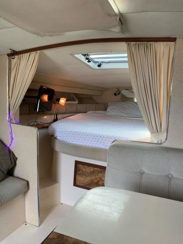 um quarto com uma cama e uma cadeira numa carrinha em Studio 54 Themed Boat St. Tropez em Providence