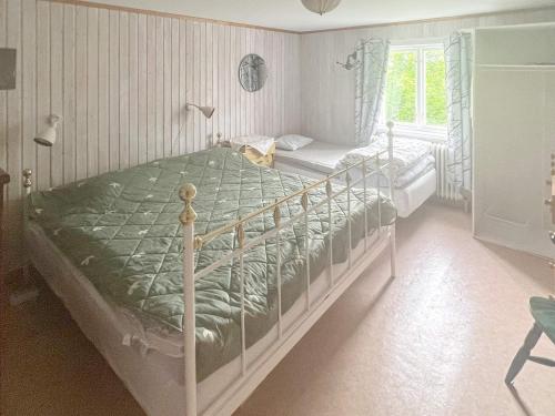 Postel nebo postele na pokoji v ubytování Holiday home ÄLGARÅS II