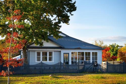 a house with a fence in front of it at 18 Albert House in Trentham