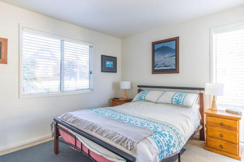 - une chambre avec un lit et 2 fenêtres dans l'établissement Beach Shack on the Lagoon, à Berrara