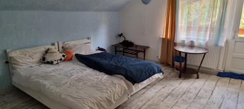 - une chambre avec un lit avec un animal rembourré dans l'établissement Green Villa, 