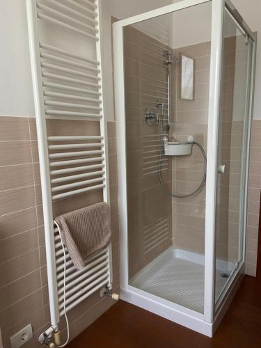 La salle de bains est pourvue d'une douche avec une porte en verre. dans l'établissement B&B Campi di sole, à Sala Bolognese
