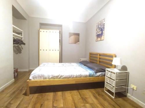una camera con letto e pavimento in legno di Casa Massey a Torino
