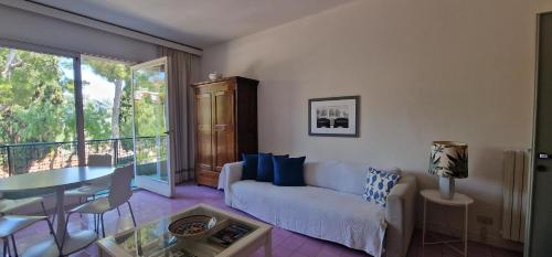 - un salon avec un canapé et une table dans l'établissement Apartment San Rocco, à Alassio