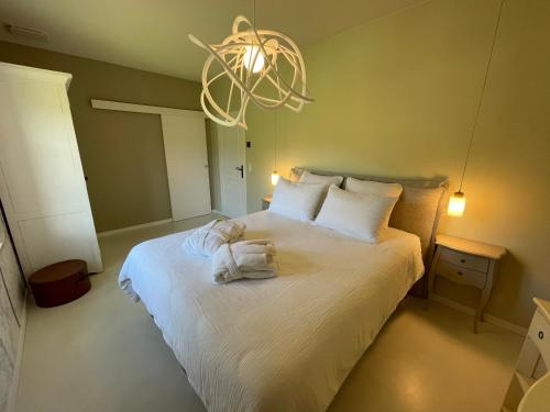een slaapkamer met een bed met een knuffeldier erop bij Le Clos Des Buis Gîte de charme pour 4 voyageurs in Cazals
