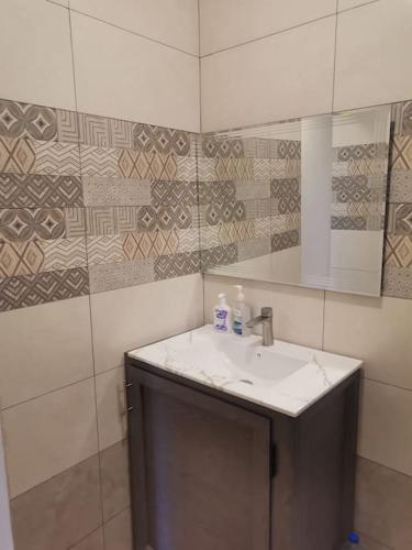 a bathroom with a sink and a mirror at Villa for rent in Albion