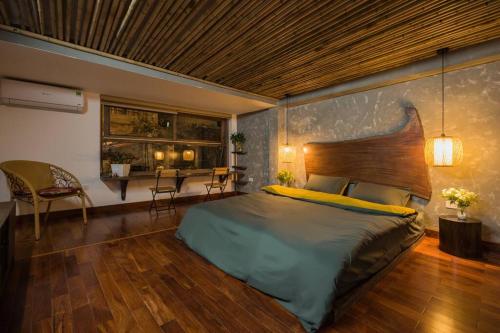 um quarto com uma cama grande e uma mesa em HIDDEN GEM*HEART of THE OLD QUARTER*5BR*FULL HOUSE em Hanói