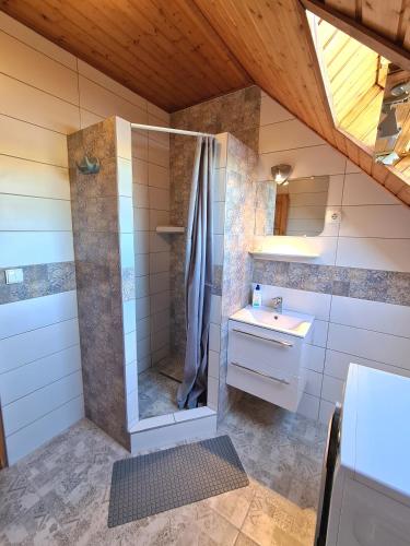 a bathroom with a shower and a sink at Berni apartman in Badacsonytomaj