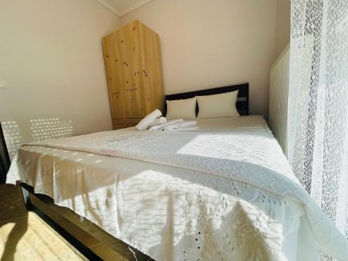 sypialnia z dużym łóżkiem z białą pościelą w obiekcie D & J Luxury House w miejscowości Nea Kallikratia