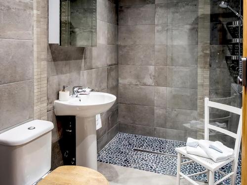 een badkamer met een wastafel, een toilet en een douche bij Hedge Betty-uk36797 in Foulsham