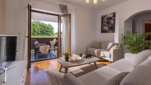 a living room with a couch and a tv at Val Piana in Savudrija