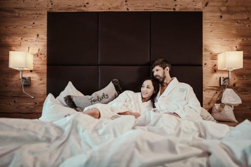 毛拉赫的住宿－聖喬治湖景酒店，躺在床上的男人和女人