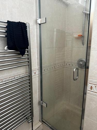 una doccia con porta in vetro in bagno di Lovely room in South London a Addington