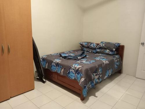 ein kleines Bett in einem Zimmer mit einem Bettröckchen. in der Unterkunft Ria homestay & kids pool in Alor Setar