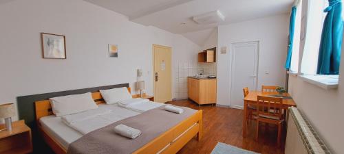 mały pokój z łóżkiem i kuchnią w obiekcie Magellan Apartments w Belgradzie