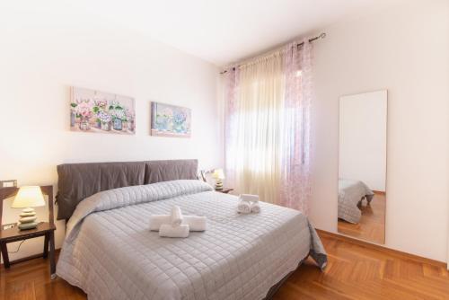 1 dormitorio con 1 cama con 2 toallas en Piombino Apartments - Casa Marconi en Piombino