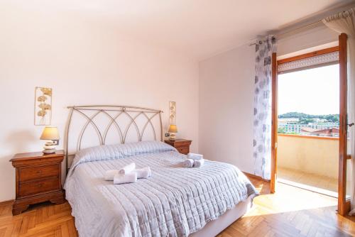 ein Schlafzimmer mit einem Bett mit zwei Kissen darauf in der Unterkunft Piombino Apartments - Casa Marconi in Piombino