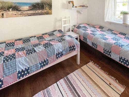 1 Schlafzimmer mit 2 Betten und einem Teppich in der Unterkunft Holiday home SÖLVESBORG X in Sölvesborg