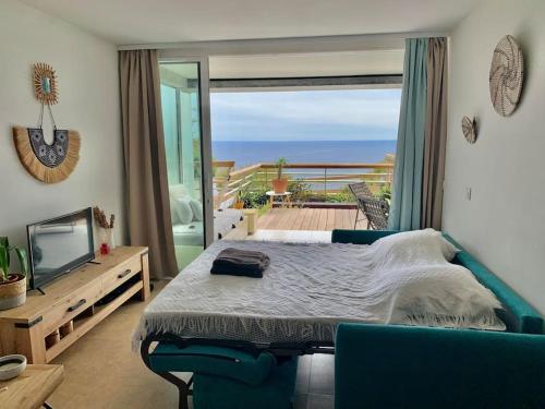 Postel nebo postele na pokoji v ubytování Vue mer incroyable aux portes de Monaco