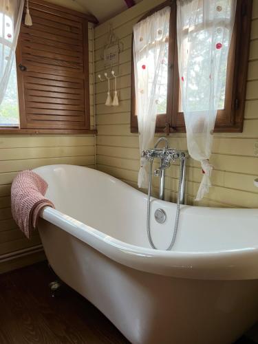 een wit bad in een kamer met ramen bij Appel du Luberon in Mérindol
