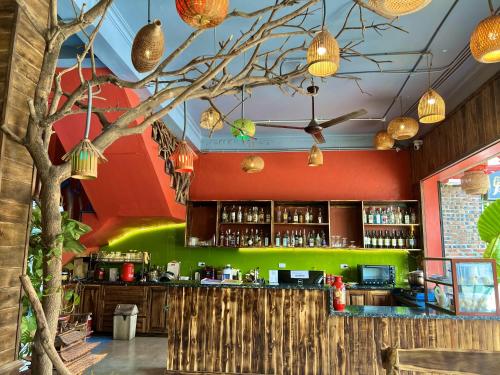 Lapis Restaurant and Hostel في Vũ Lâm: بار في مطعم فيه شجرة