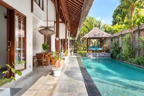 una imagen de una piscina en una villa en Villa Cinta Umalas, en Canggu