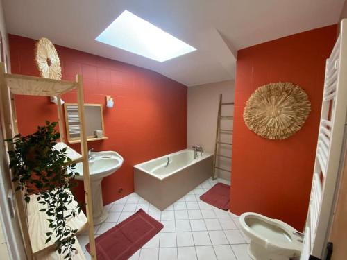 une salle de bain avec toilettes, baignoire et lavabo dans l'établissement Chai Nous ! Maison rénovée sur un domaine viticole proche de Saint Emilion, à Gardegan-et-Tourtirac