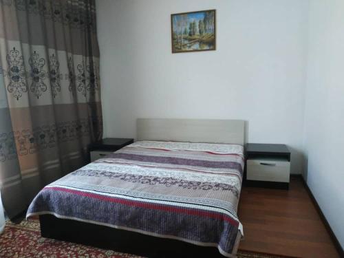 um quarto com uma cama e duas mesas de cabeceira em royal_beach_cottege em Chok-Tal