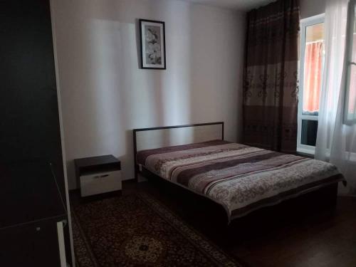 um quarto com uma cama e uma janela em royal_beach_cottege em Chok-Tal