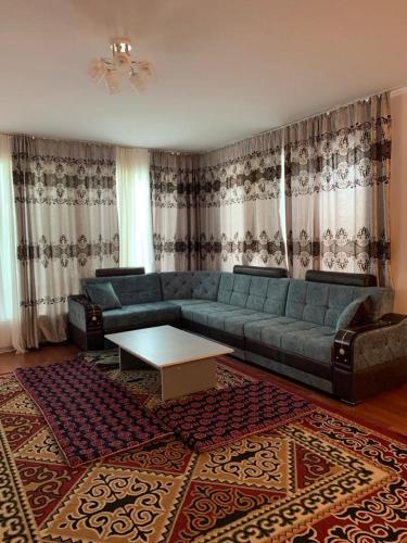 uma sala de estar com um sofá e uma mesa em royal_beach_cottege em Chok-Tal
