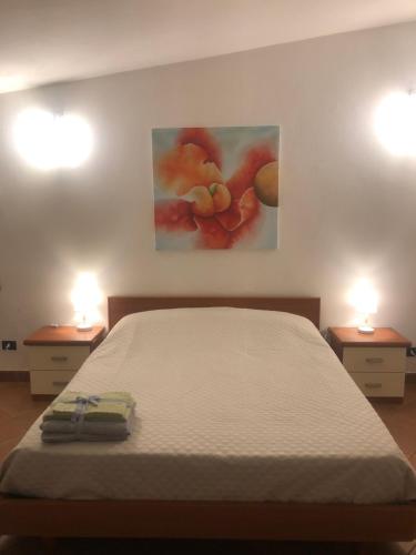 ein Schlafzimmer mit einem Bett mit zwei Lampen an zwei Tischen in der Unterkunft B&B Uva Fragola in Perugia