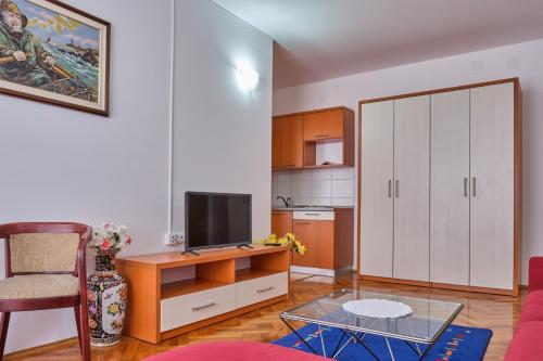 a living room with a tv and a kitchen at Villa Residence Icici in Ičići